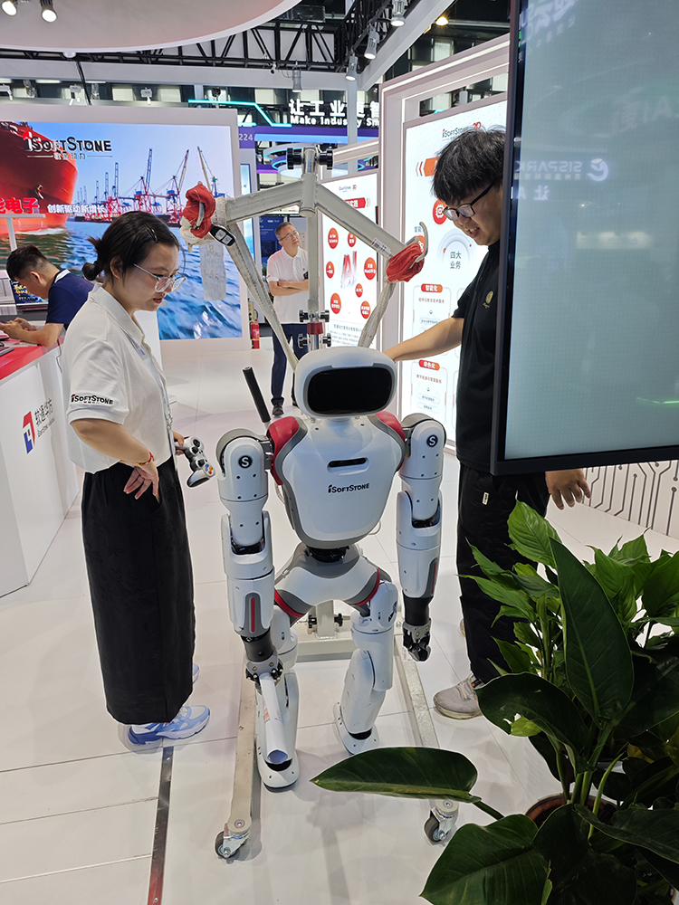 软通动力亮相WAIC 2025展示机器人AI服务器与AIPC创新技术-第2张图片-科技快讯