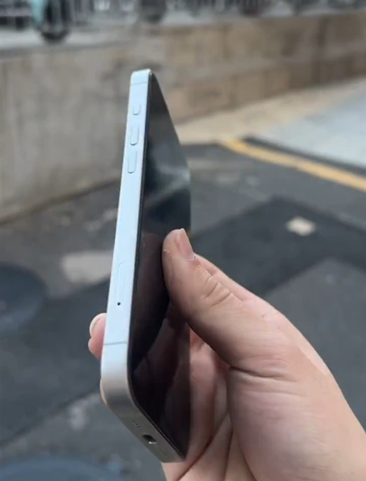 便宜的苹果新机，iPhone SE 4机模实拍照，全面屏终于安排！-第3张图片-科技快讯