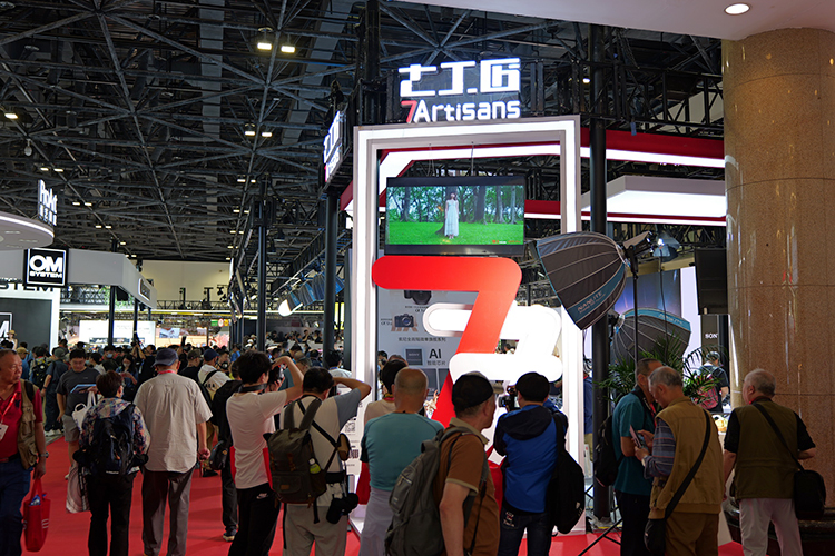 预算有限依然能出大片 七工匠携高性价比镜头参展P&amp;E-第1张图片-科技快讯