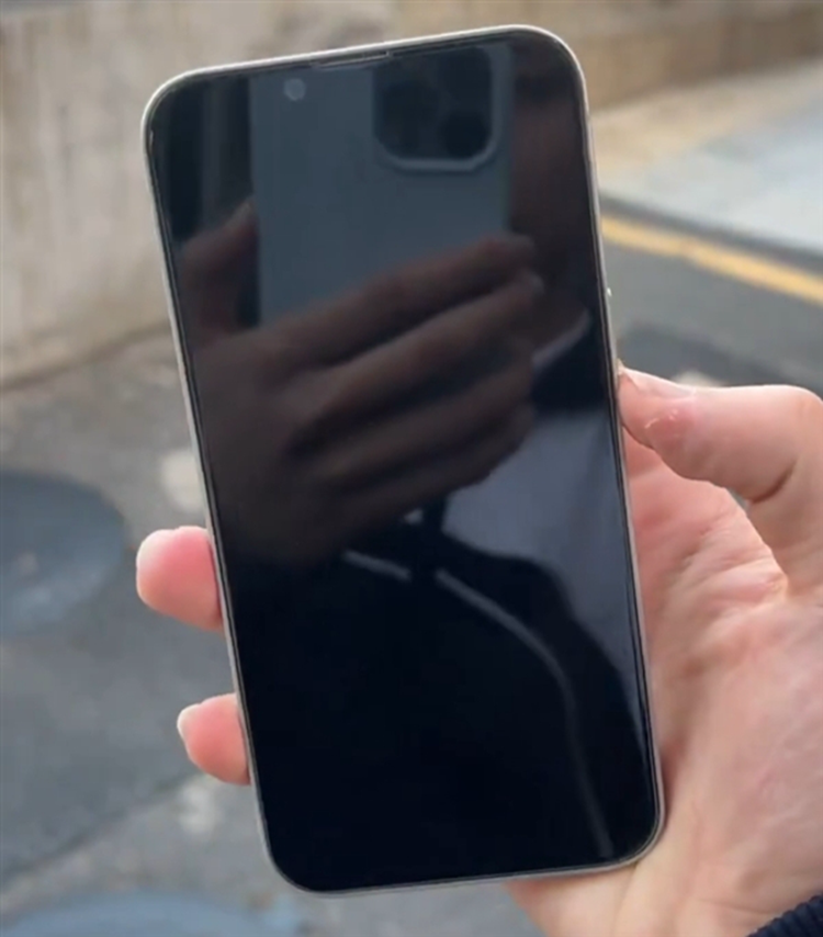 便宜的苹果新机，iPhone SE 4机模实拍照，全面屏终于安排！-第1张图片-科技快讯