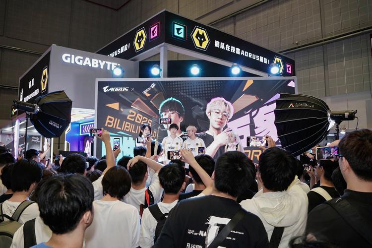 技嘉BW 2025展台国风赛博痛车雕妹创意十足-第17张图片-科技快讯