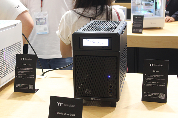 Thermaltake把赛车模拟器驾驶舱带到COMPUTEX 2025，观众现场玩嗨了！-第4张图片-科技快讯