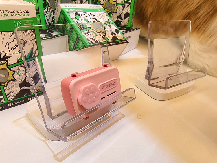全球首款宠物智能手机PetPhone亮相2025亚宠展GlocalMe展台-第1张图片-科技快讯 全球首款宠物智能手机PetPhone亮相2025亚宠展GlocalMe展台-第1张图片-科技快讯