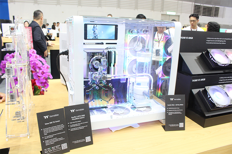 Thermaltake把赛车模拟器驾驶舱带到COMPUTEX 2025，观众现场玩嗨了！-第11张图片-科技快讯