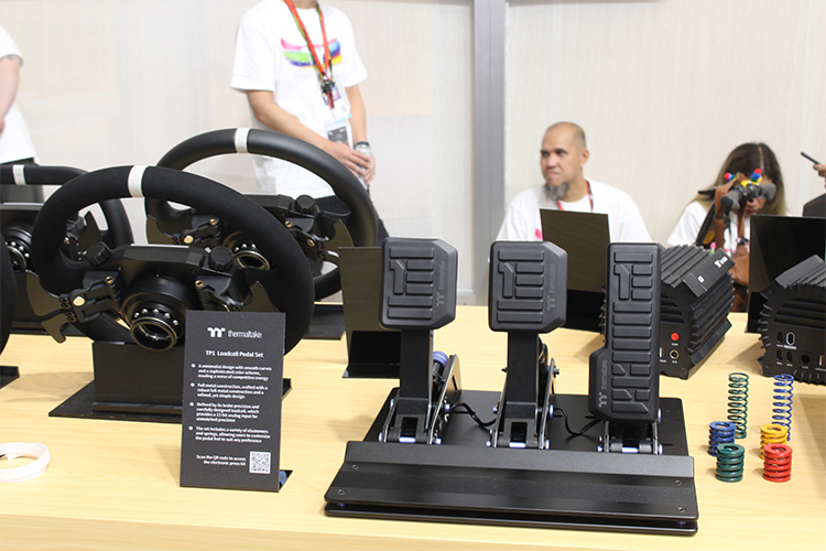 Thermaltake把赛车模拟器驾驶舱带到COMPUTEX 2025，观众现场玩嗨了！-第9张图片-科技快讯