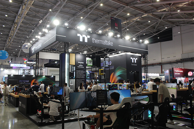 Thermaltake把赛车模拟器驾驶舱带到COMPUTEX 2025，观众现场玩嗨了！-第1张图片-科技快讯