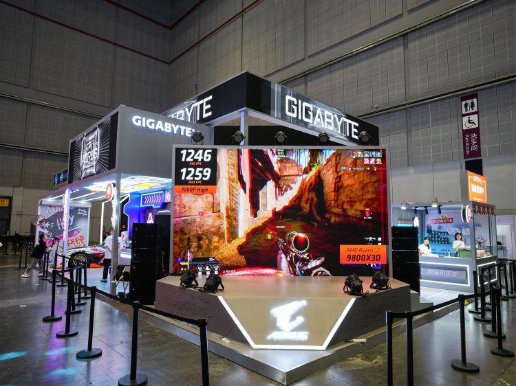 技嘉BW 2025展台国风赛博痛车雕妹创意十足-第1张图片-科技快讯