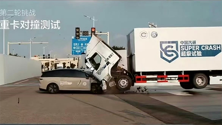 理想i8与重卡对撞测试引争议 乘龙卡车回应侵权质疑-第3张图片-科技快讯
