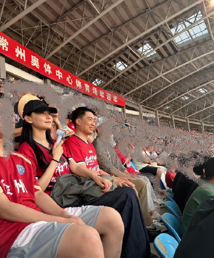 李想夫妇驾驶宝马i8观看苏超比赛 嫂子意外抢镜成热搜焦点-第5张图片-科技快讯