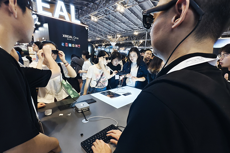 XREAL One Pro智能眼镜亮相2025世界人工智能大会 自研芯片打造酷炫实用体验-第3张图片-科技快讯