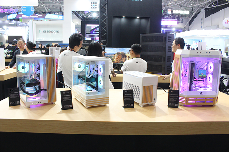 Thermaltake把赛车模拟器驾驶舱带到COMPUTEX 2025，观众现场玩嗨了！-第2张图片-科技快讯