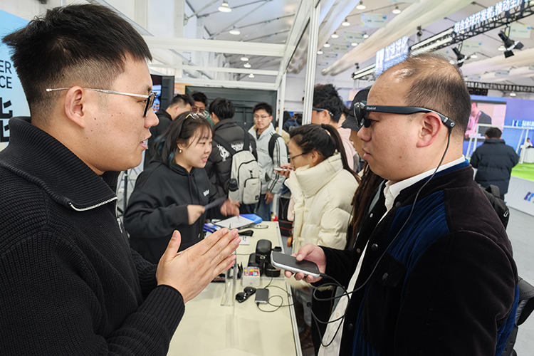2025全球开发者先锋大会正式启动：AI技术全面大爆发，机器人也在进化-第13张图片-科技快讯