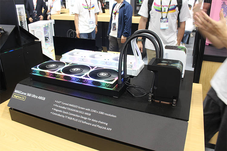 Thermaltake把赛车模拟器驾驶舱带到COMPUTEX 2025，观众现场玩嗨了！-第6张图片-科技快讯