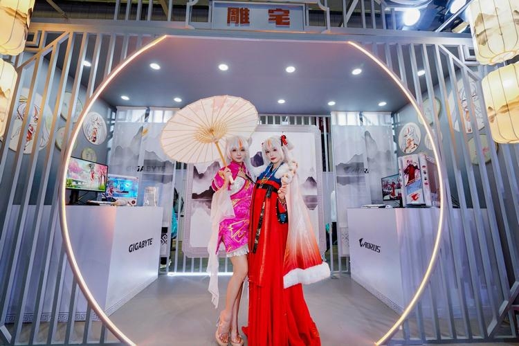技嘉BW 2025展台国风赛博痛车雕妹创意十足-第2张图片-科技快讯