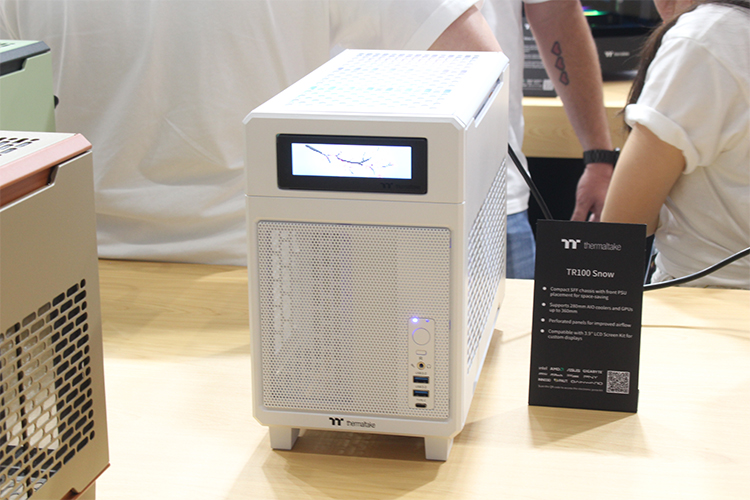 Thermaltake把赛车模拟器驾驶舱带到COMPUTEX 2025，观众现场玩嗨了！-第3张图片-科技快讯