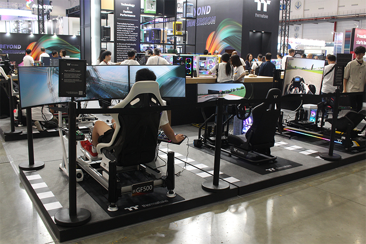 Thermaltake把赛车模拟器驾驶舱带到COMPUTEX 2025，观众现场玩嗨了！-第8张图片-科技快讯