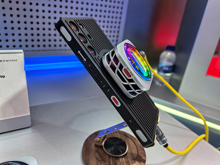 游戏本也有裸眼3D了！红魔的黑科技新品在MWC“杀疯了”-第9张图片-科技快讯