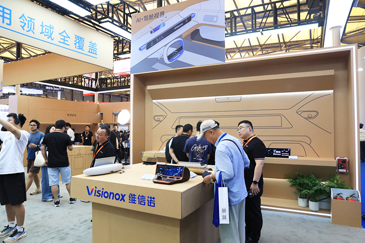 维信诺AMOLED显示技术2025年多领域创新应用全面突破-第2张图片-科技快讯