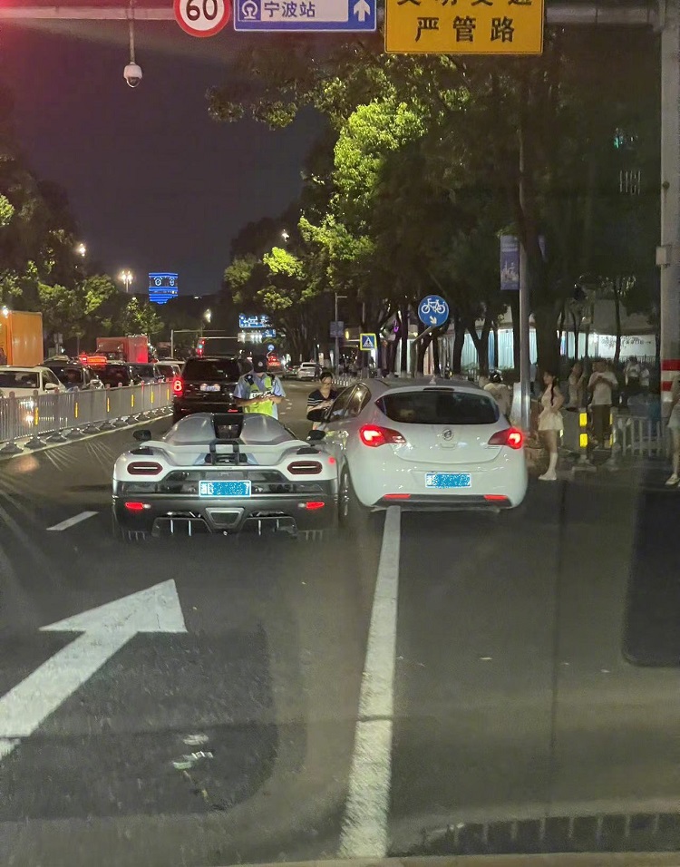 10万别克怼4700万科尼塞克？网友：实线变道，等着卖房吧！-第1张图片-科技快讯