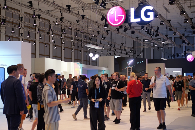 LG多产品线家电新品亮相IFA2024，AI滚筒洗衣机智慧洗降低衣物损伤-第1张图片-科技快讯