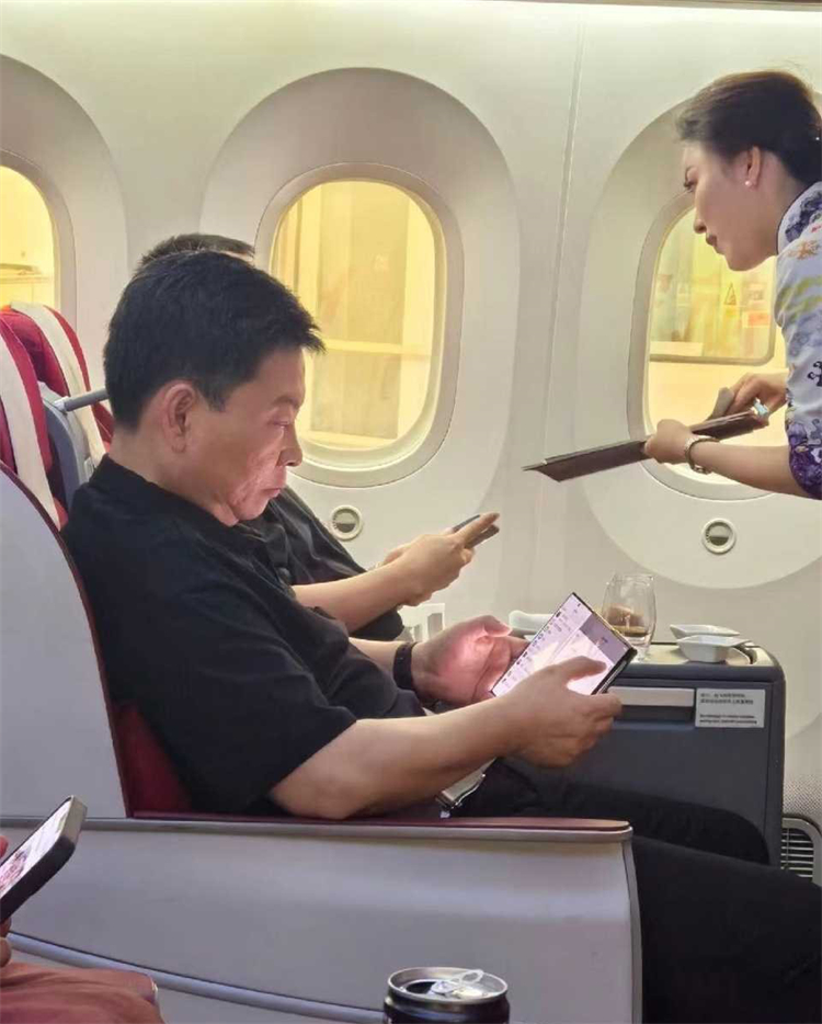 全球首款华为三折叠真机亮相，网友预估没20000元拿不下！-第1张图片-科技快讯