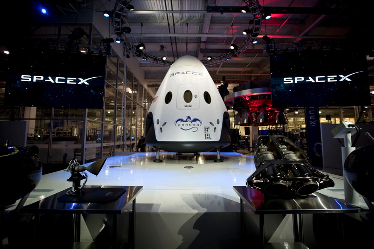SpaceX公布首个载人极轨太空旅游任务 一名华裔靠挖比特币上天-第2张图片-科技快讯