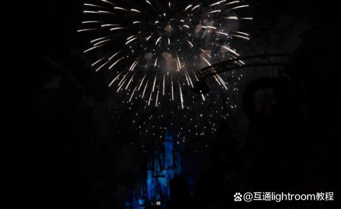 如何拍摄烟花-烟花、灯火、黑夜拍摄技巧介绍如何拍摄手持烟花人像-第5张图片-科技快讯 如何拍摄烟花-烟花、灯火、黑夜拍摄技巧介绍如何拍摄手持烟花人像-第5张图片-科技快讯