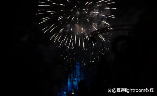 如何拍摄烟花-烟花、灯火、黑夜拍摄技巧介绍如何拍摄手持烟花人像-第11张图片-科技快讯 如何拍摄烟花-烟花、灯火、黑夜拍摄技巧介绍如何拍摄手持烟花人像-第11张图片-科技快讯