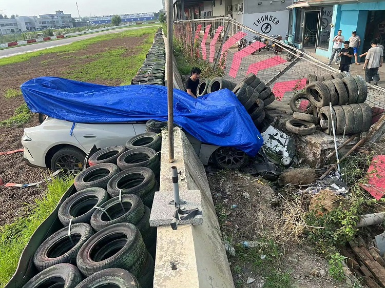 又双叒冲出赛道？小米针对SU7赛道事故&amp;交付问题，举行网友问答环节-第1张图片-科技快讯