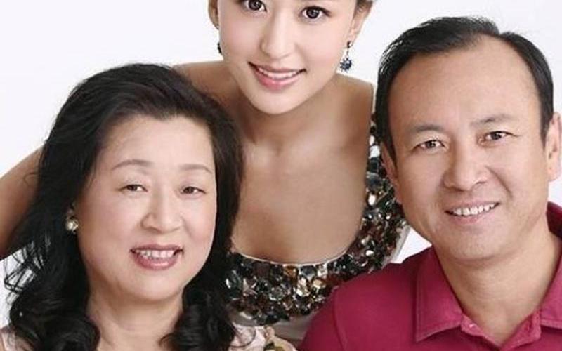 毕福剑简历_毕福剑简历及妻子简介