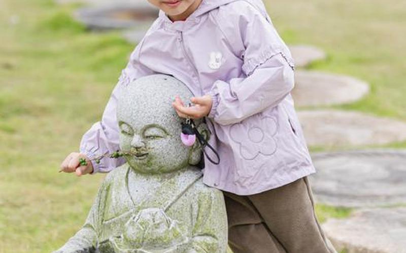 爱拍小石头;爱拍小石头小和尚大姑娘