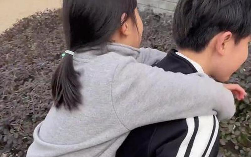 哥哥摸妹妹(哥哥摸妹妹脸是什么心理)