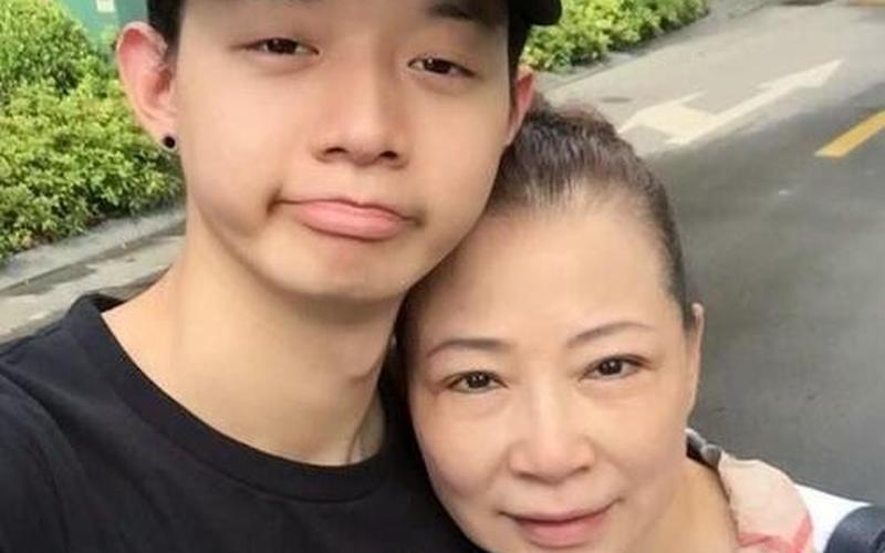 歌手霍尊父亲母亲是谁;歌手霍尊父亲母亲是谁图片